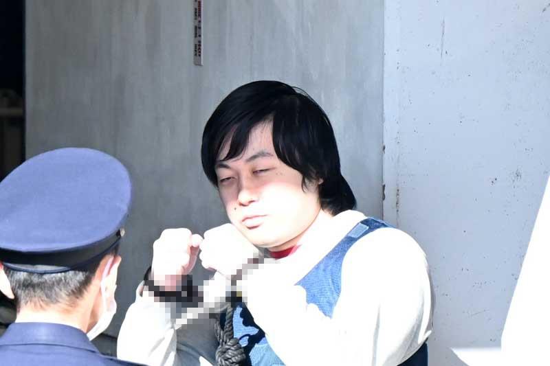 送検される保坂海斗容疑者＝１４日午前９時１５分ごろ、市川署（手錠にモザイクをかけています）